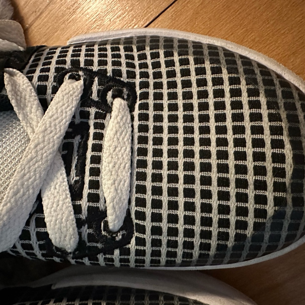 Nike LeBron Sneakers - Picture 7 of 10